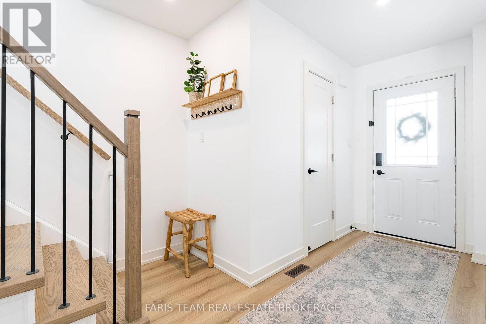 6 Majesty Boulevard, Barrie, Ontario  L4M 7K3 - Photo 5 - S13085854
