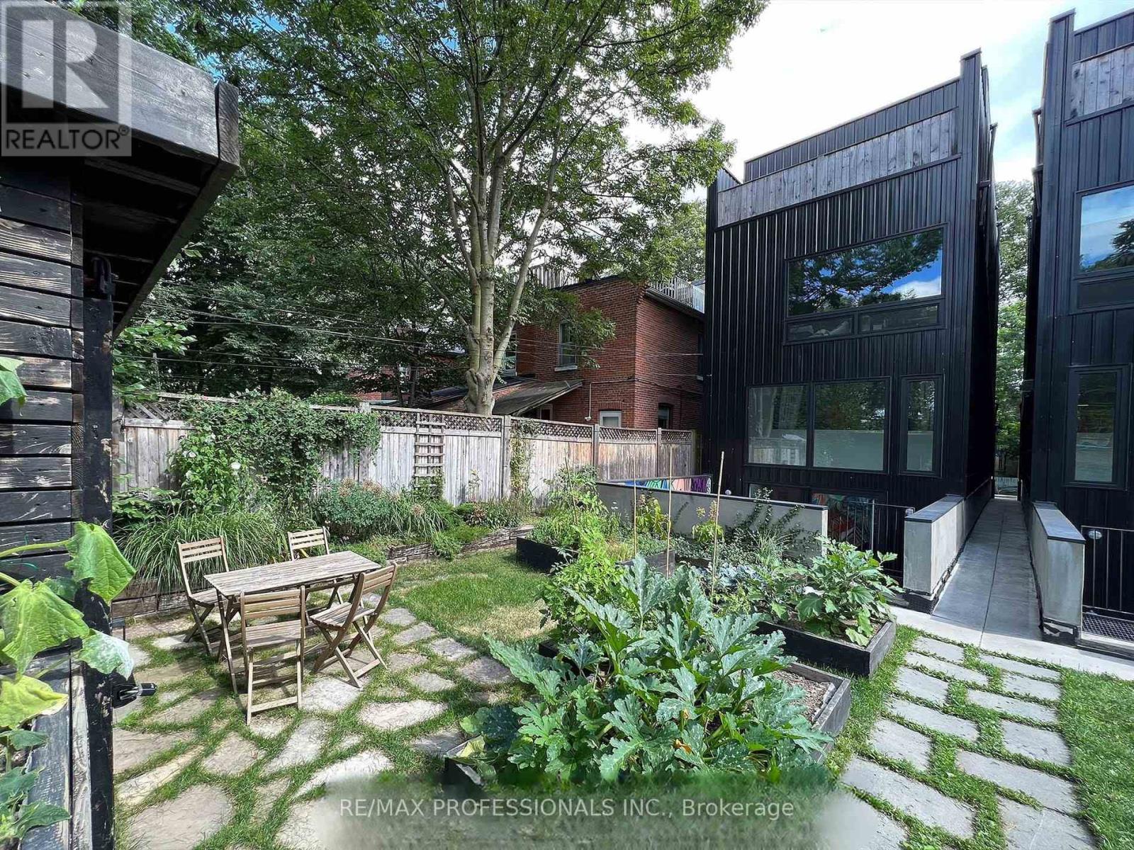 B - 60 Melbourne Avenue, Toronto, Ontario  M6K 1K7 - Photo 30 - W13085908