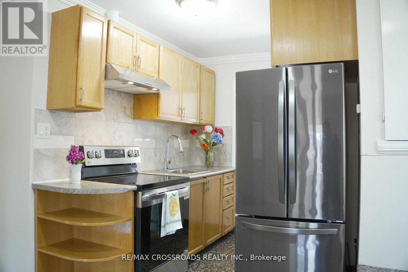 30 Hearst Circle, Toronto, Ontario  M6M 2T7 - Photo 10 - W13086042