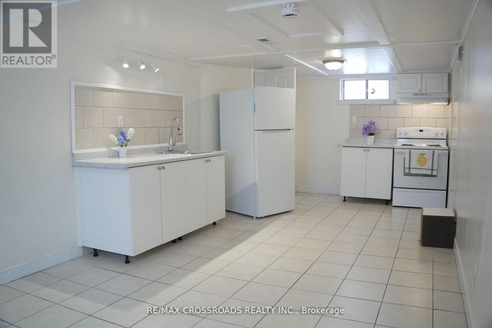 30 Hearst Circle, Toronto, Ontario  M6M 2T7 - Photo 17 - W13086042