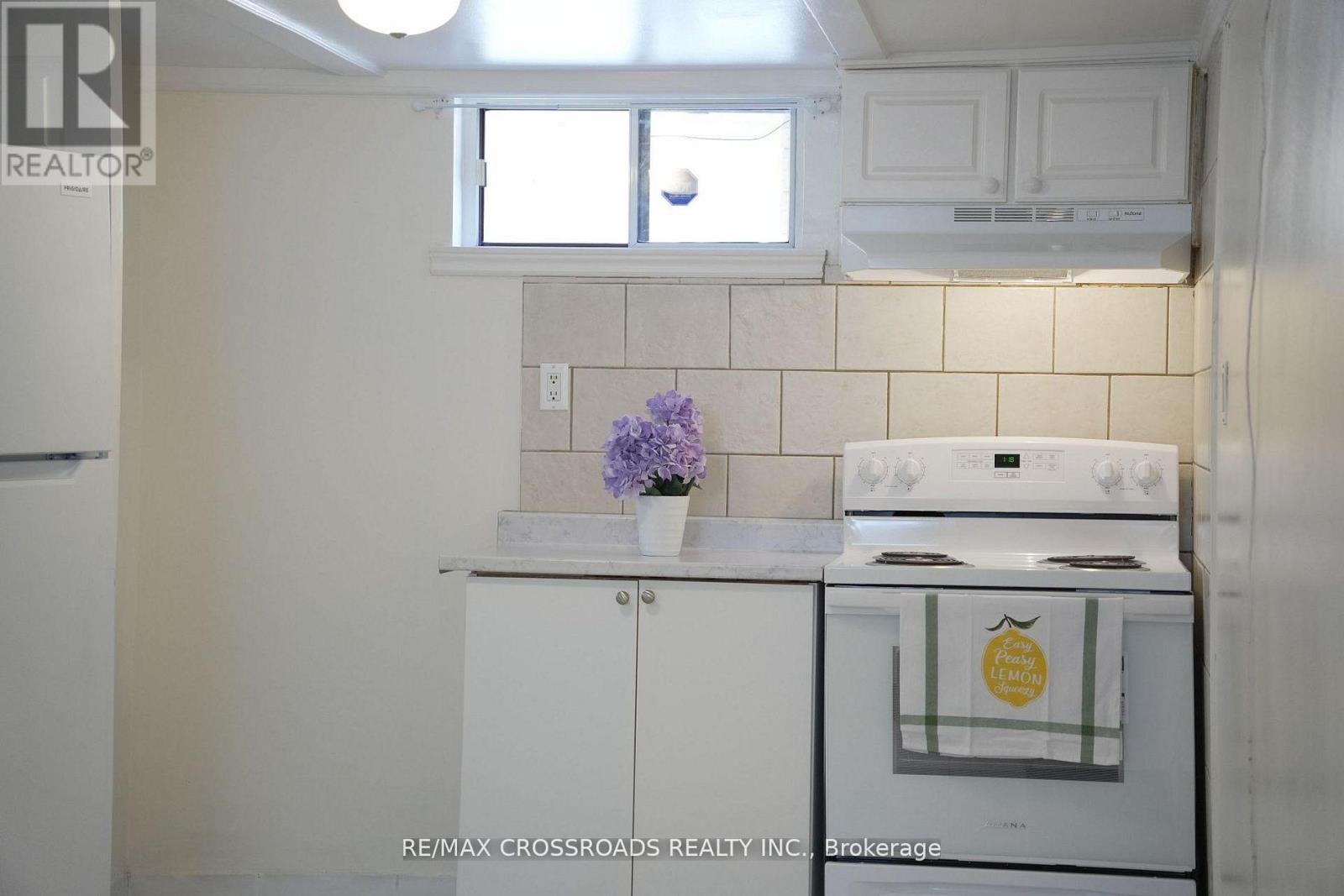 30 Hearst Circle, Toronto, Ontario  M6M 2T7 - Photo 18 - W13086042