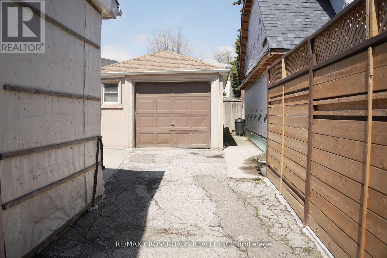 30 Hearst Circle, Toronto, Ontario  M6M 2T7 - Photo 4 - W13086042