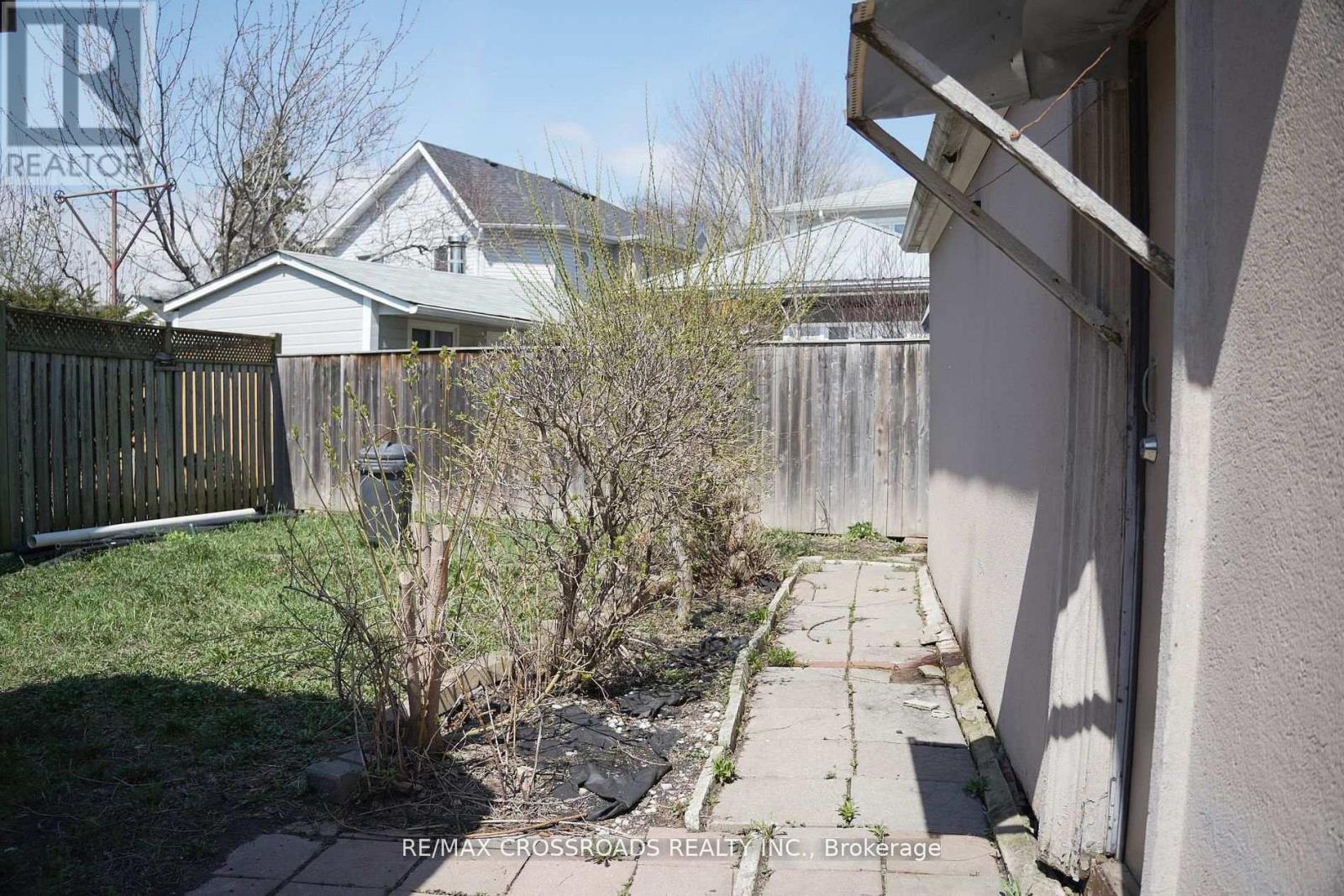 30 Hearst Circle, Toronto, Ontario  M6M 2T7 - Photo 5 - W13086042