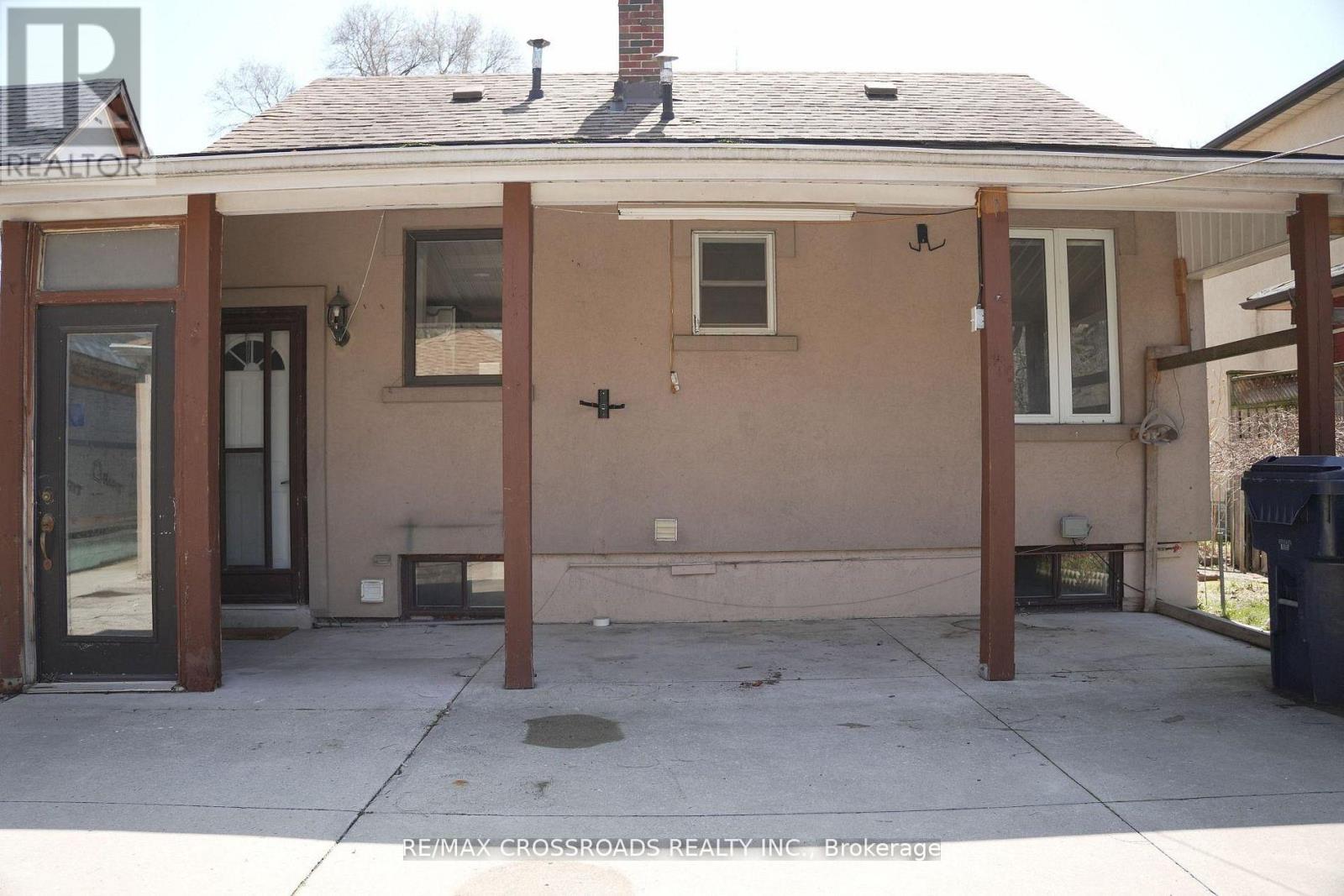 30 Hearst Circle, Toronto, Ontario  M6M 2T7 - Photo 6 - W13086042