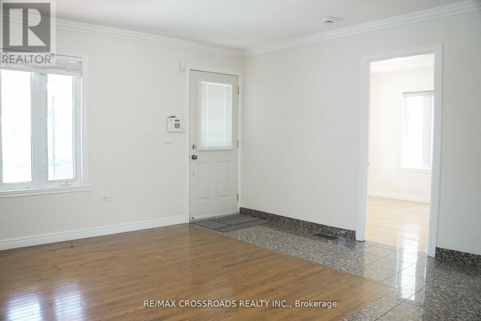 30 Hearst Circle, Toronto, Ontario  M6M 2T7 - Photo 7 - W13086042