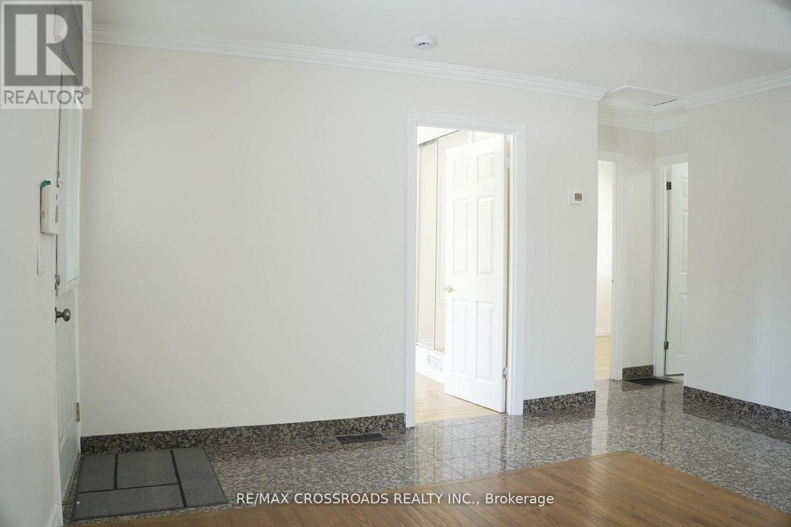 30 Hearst Circle, Toronto, Ontario  M6M 2T7 - Photo 8 - W13086042