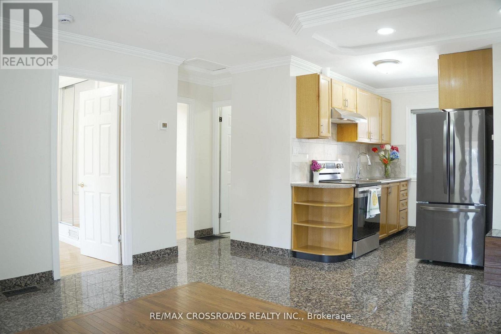 30 Hearst Circle, Toronto, Ontario  M6M 2T7 - Photo 9 - W13086042