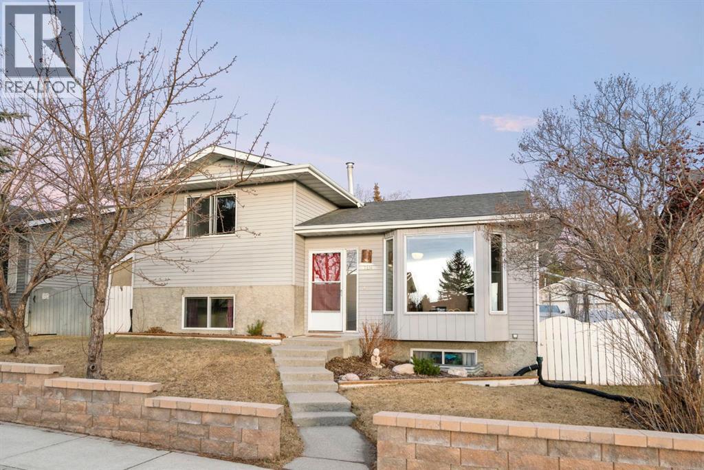 10 Carolina Drive W, Cochrane, Alberta  T4C 1C2 - Photo 1 - A2284084