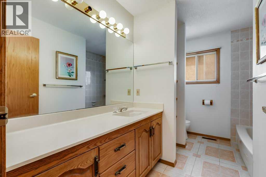 106 Sienna Hills Drive SW, Calgary, Alberta  T3H 2C8 - Photo 23 - A2282460