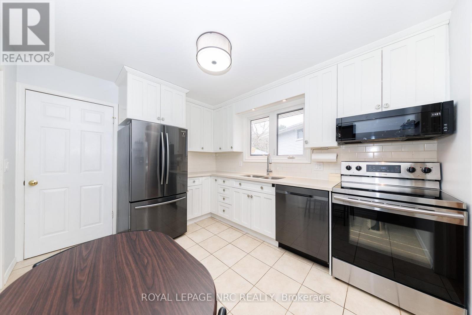 15 Carousel Circle, St. Catharines, Ontario  L2N 6C9 - Photo 4 - X13086174