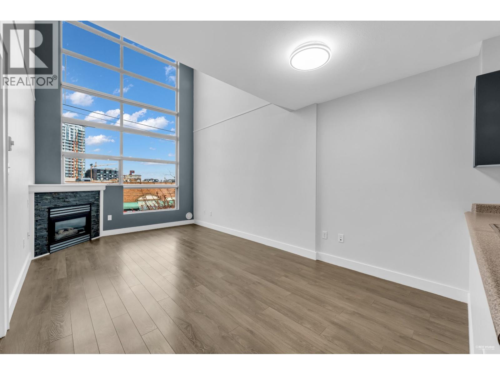 319 418 E BROADWAY, Vancouver, British Columbia