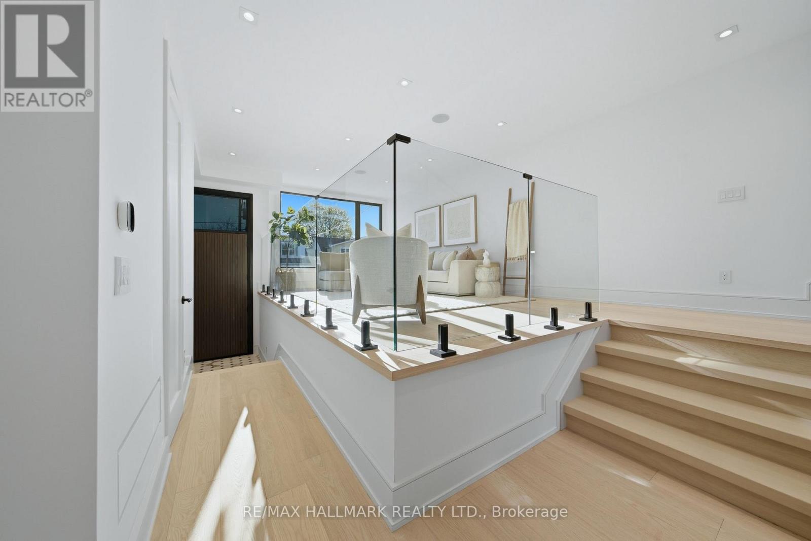 10 Leroy Avenue, Toronto, Ontario  M4J 4G7 - Photo 7 - E13085890