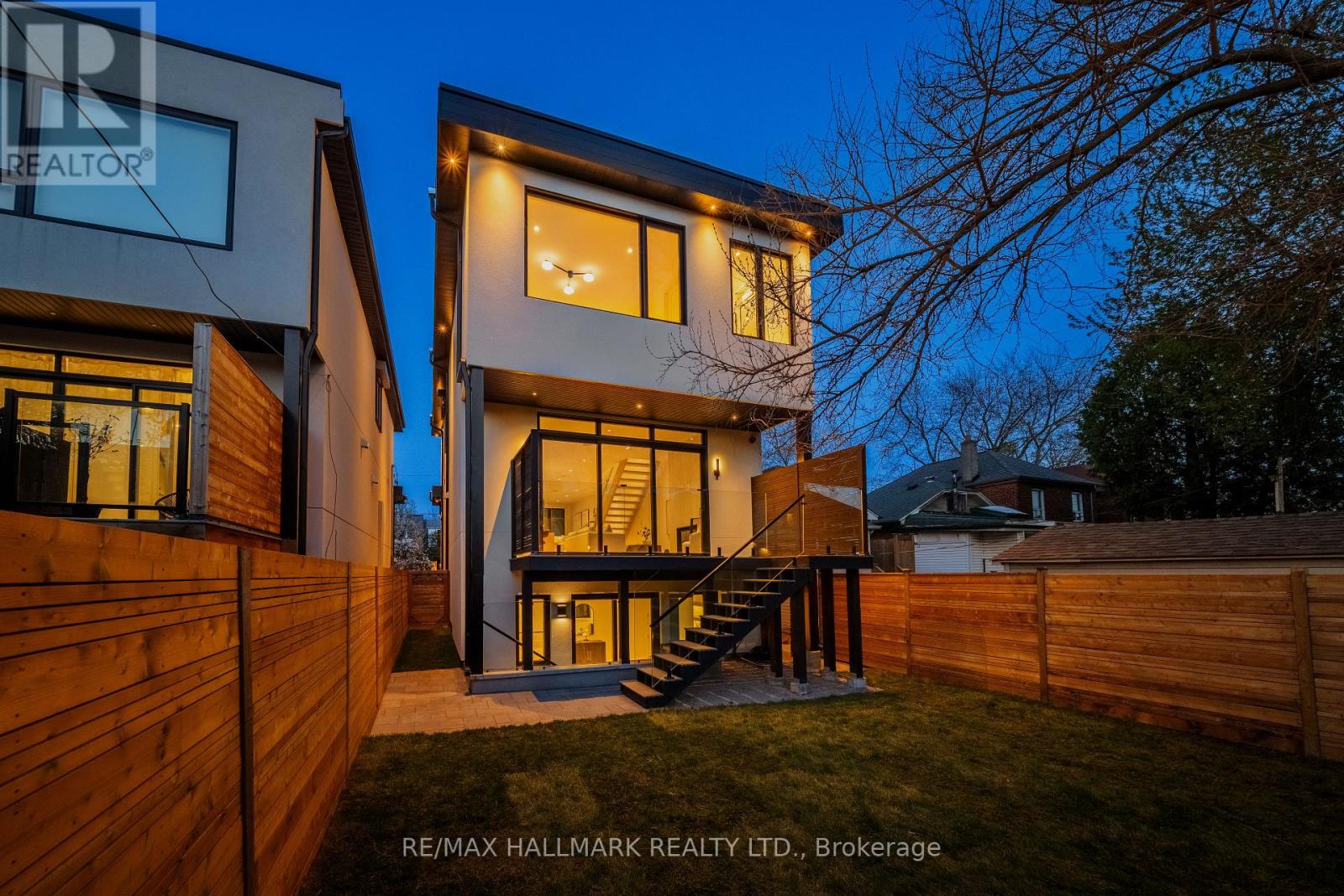 10 Leroy Avenue, Toronto, Ontario  M4J 4G7 - Photo 5 - E13085890