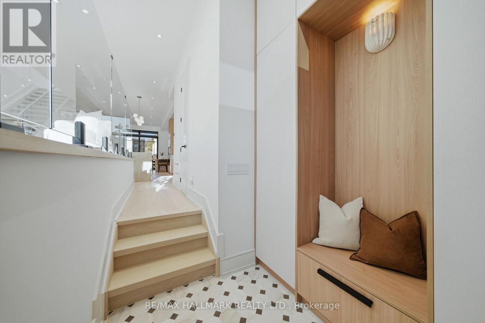 10 Leroy Avenue, Toronto, Ontario  M4J 4G7 - Photo 6 - E13085890