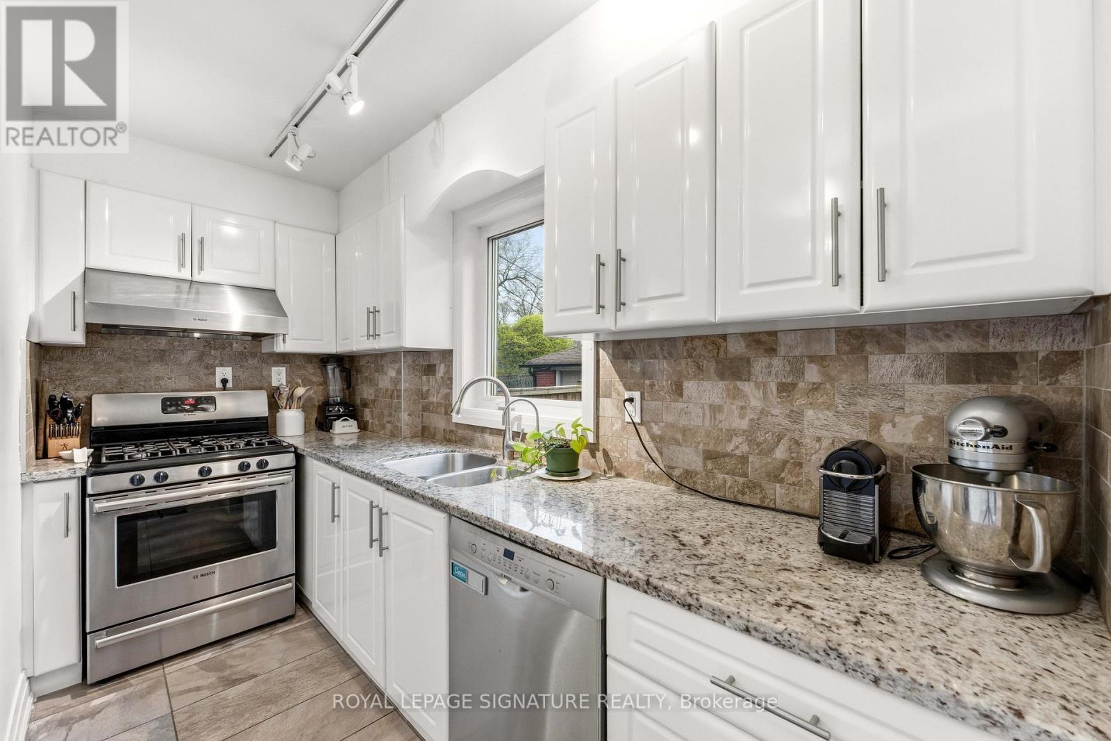 32 Althea Road, Toronto, Ontario  M6S 2P2 - Photo 15 - W13086208