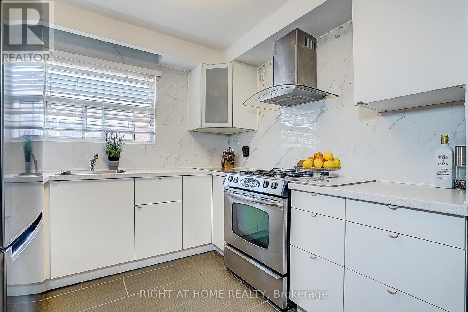 42 Franel Crescent, Toronto, Ontario  M9L 1B7 - Photo 20 - W13086228