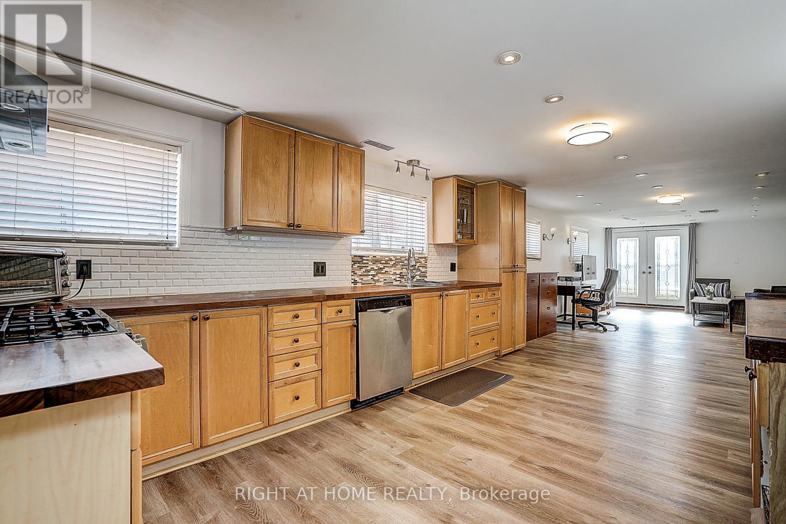42 Franel Crescent, Toronto, Ontario  M9L 1B7 - Photo 33 - W13086228
