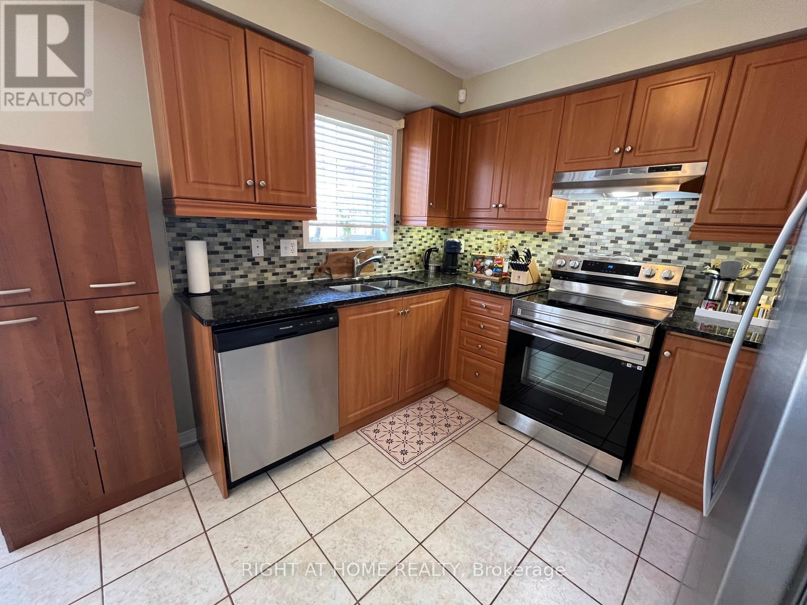 10 Charleswood Circle, Brampton, Ontario  L7A 1Z1 - Photo 10 - W13086260