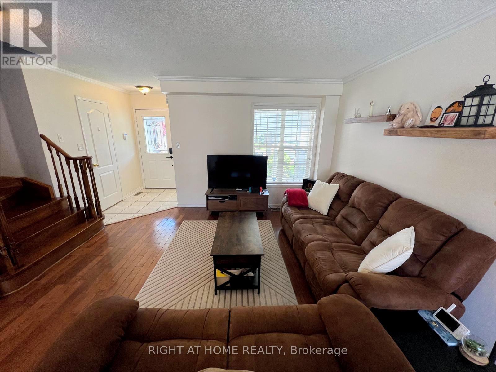 10 Charleswood Circle, Brampton, Ontario  L7A 1Z1 - Photo 3 - W13086260