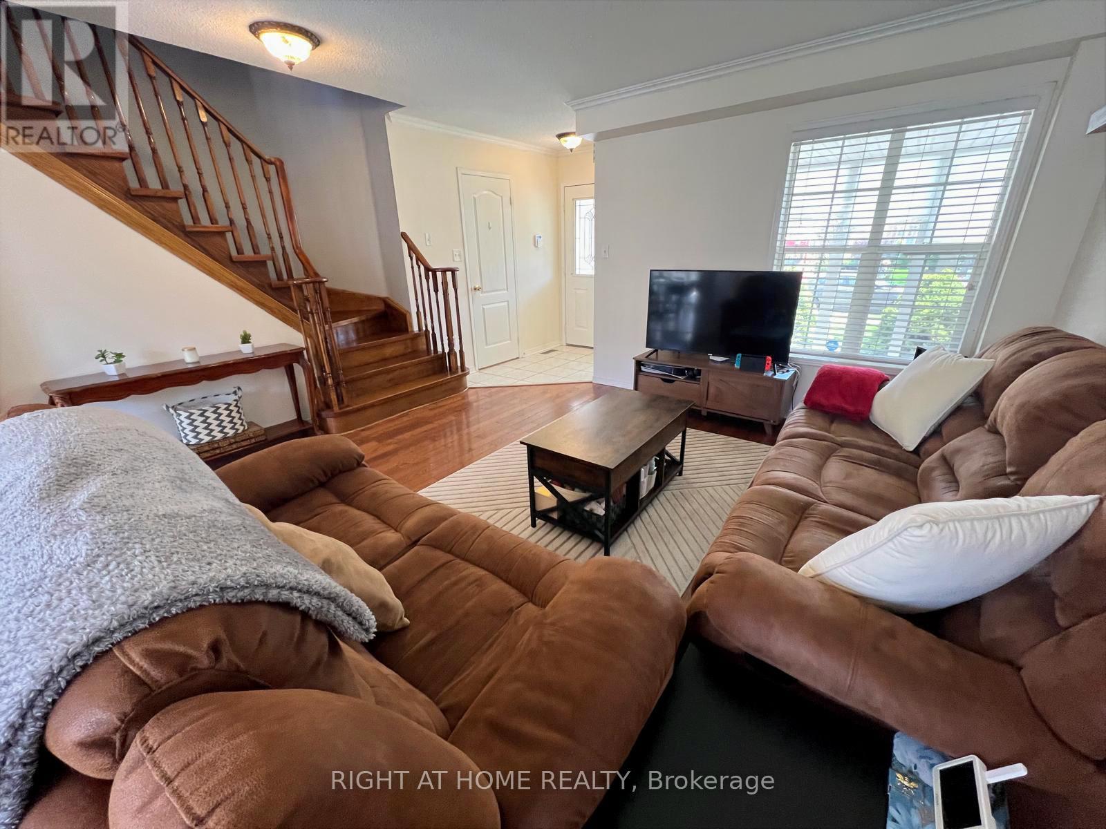 10 Charleswood Circle, Brampton, Ontario  L7A 1Z1 - Photo 4 - W13086260