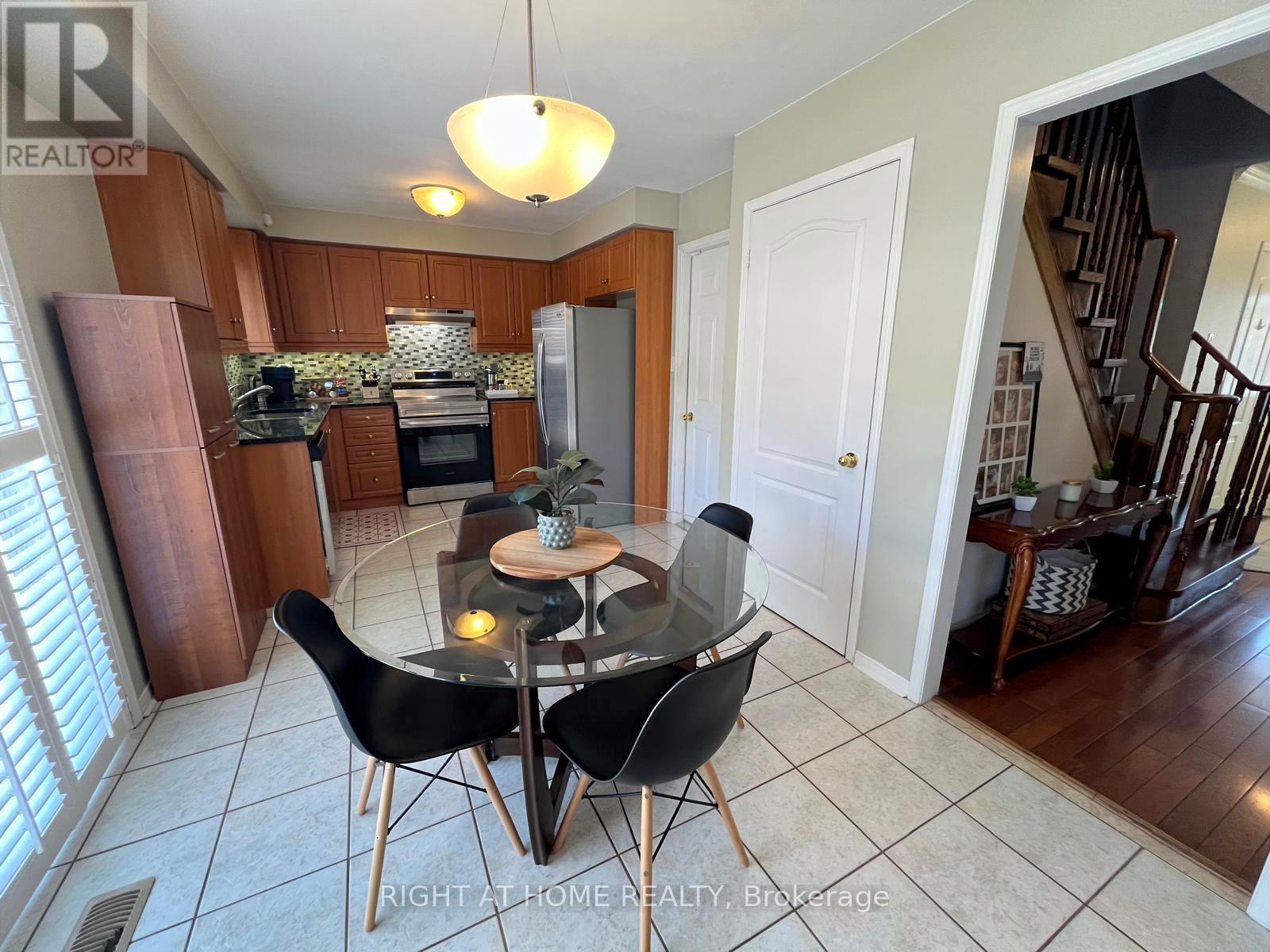 10 Charleswood Circle, Brampton, Ontario  L7A 1Z1 - Photo 9 - W13086260