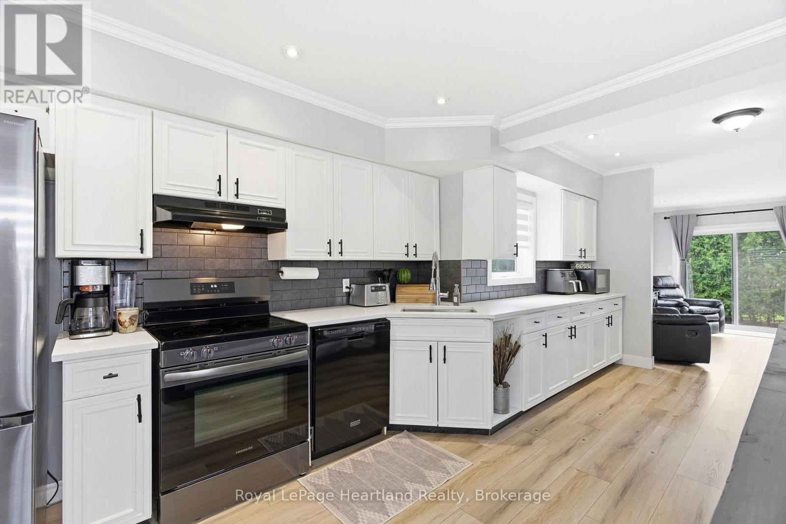 208 Ontario Street, Central Huron, Ontario  N0M 1L0 - Photo 10 - X13086520