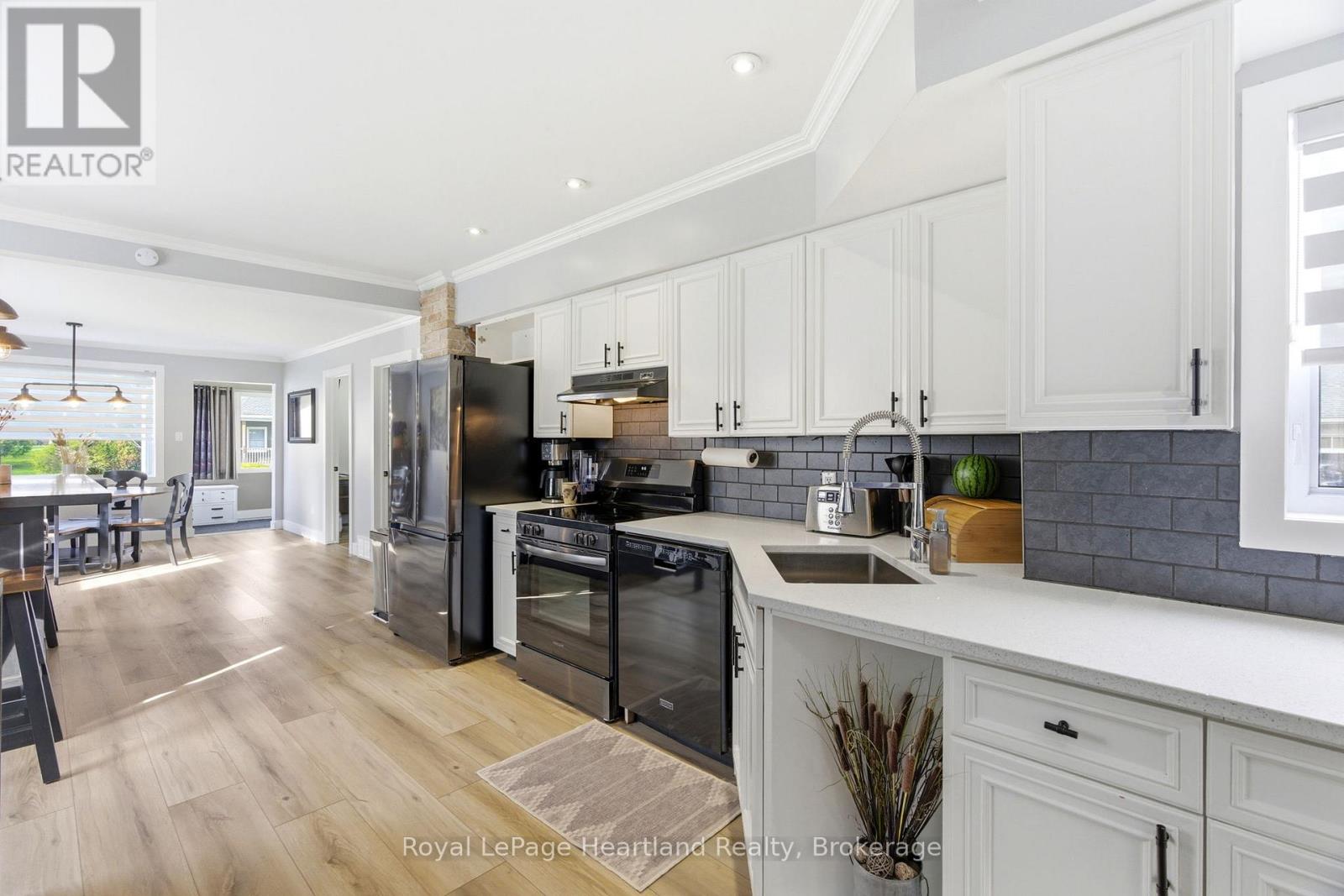 208 Ontario Street, Central Huron, Ontario  N0M 1L0 - Photo 11 - X13086520