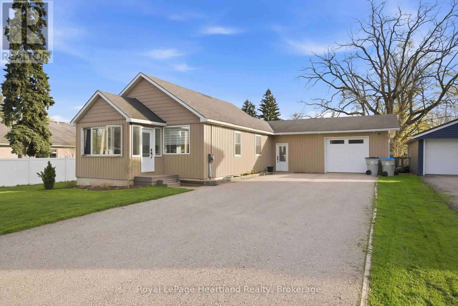 208 Ontario Street, Central Huron, Ontario  N0M 1L0 - Photo 2 - X13086520