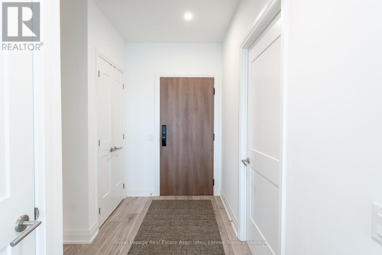1008 - 21 Park Street E, Mississauga, Ontario  L5G 1L7 - Photo 2 - W13086364