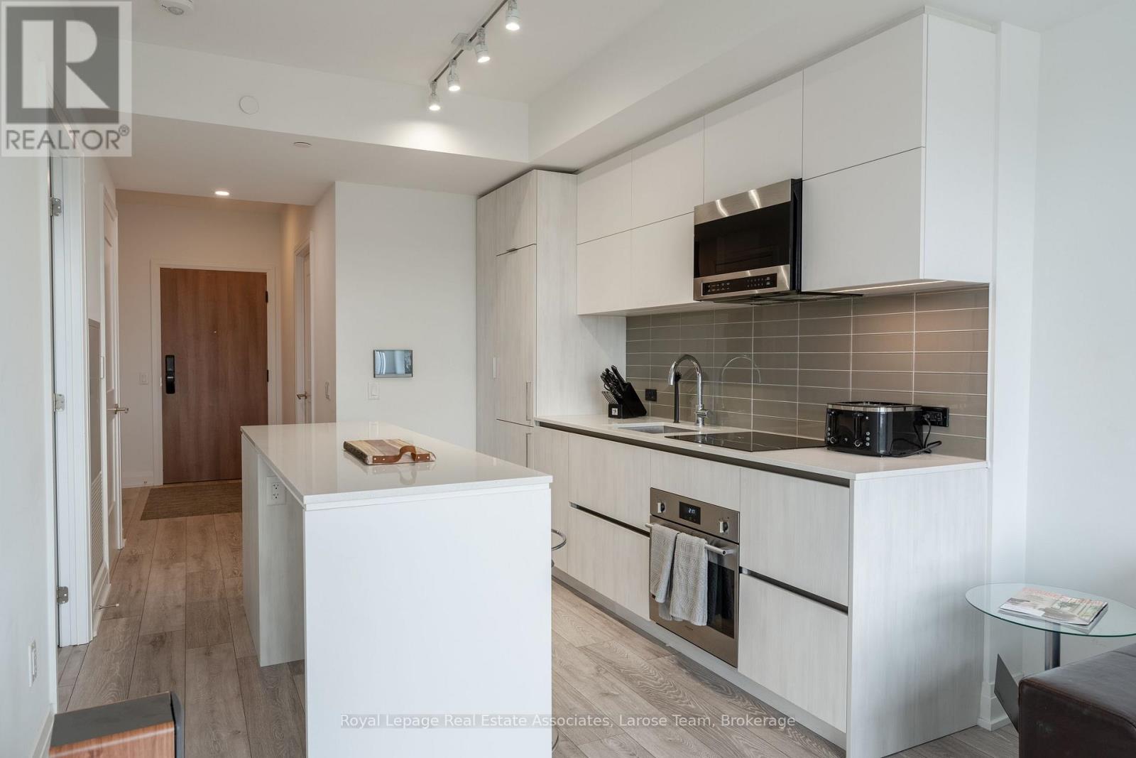 1008 - 21 Park Street E, Mississauga, Ontario  L5G 1L7 - Photo 3 - W13086364