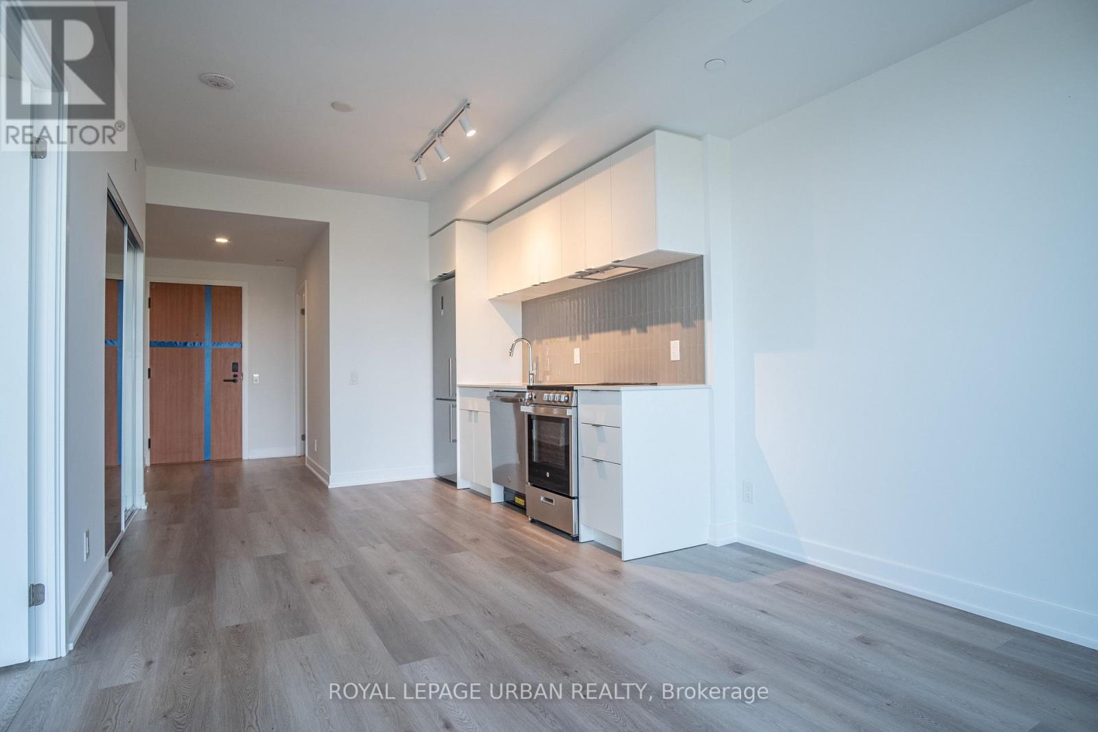 1660 Bloor Street W, Toronto, Ontario  M6P 1B1 - Photo 3 - W13086484