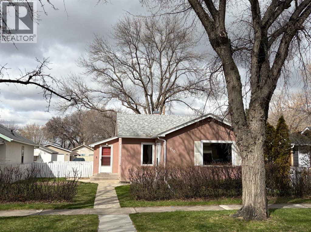 810 12a Street N, Lethbridge, Alberta  T1H 2K5 - Photo 1 - A2304965