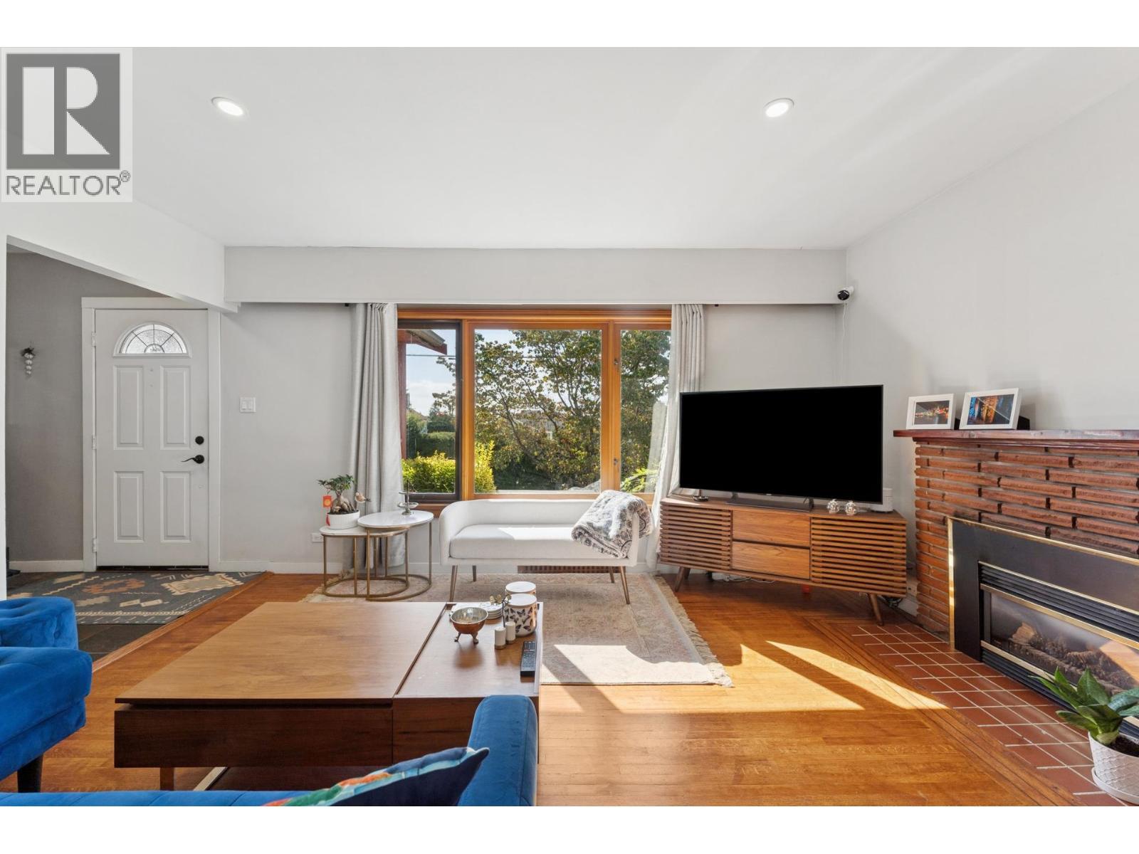 430 W Kings Road, North Vancouver, British Columbia  V7N 2M3 - Photo 3 - R3119724
