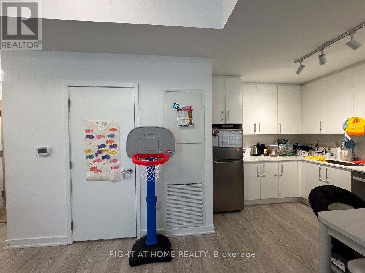 202 - 3 Strathgowan Avenue, Toronto, Ontario  M4N 1B8 - Photo 13 - C13086616