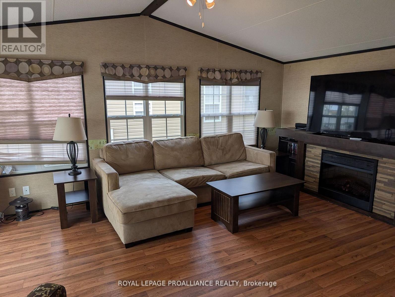 486 Cty Rd 18- 7 Beachview Lane, Prince Edward County, Ontario  K0K 1P0 - Photo 3 - X13068290