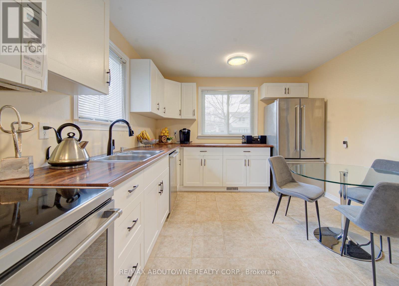 1229 Owen Court, Oakville, Ontario  L6H 1V2 - Photo 3 - W13086912