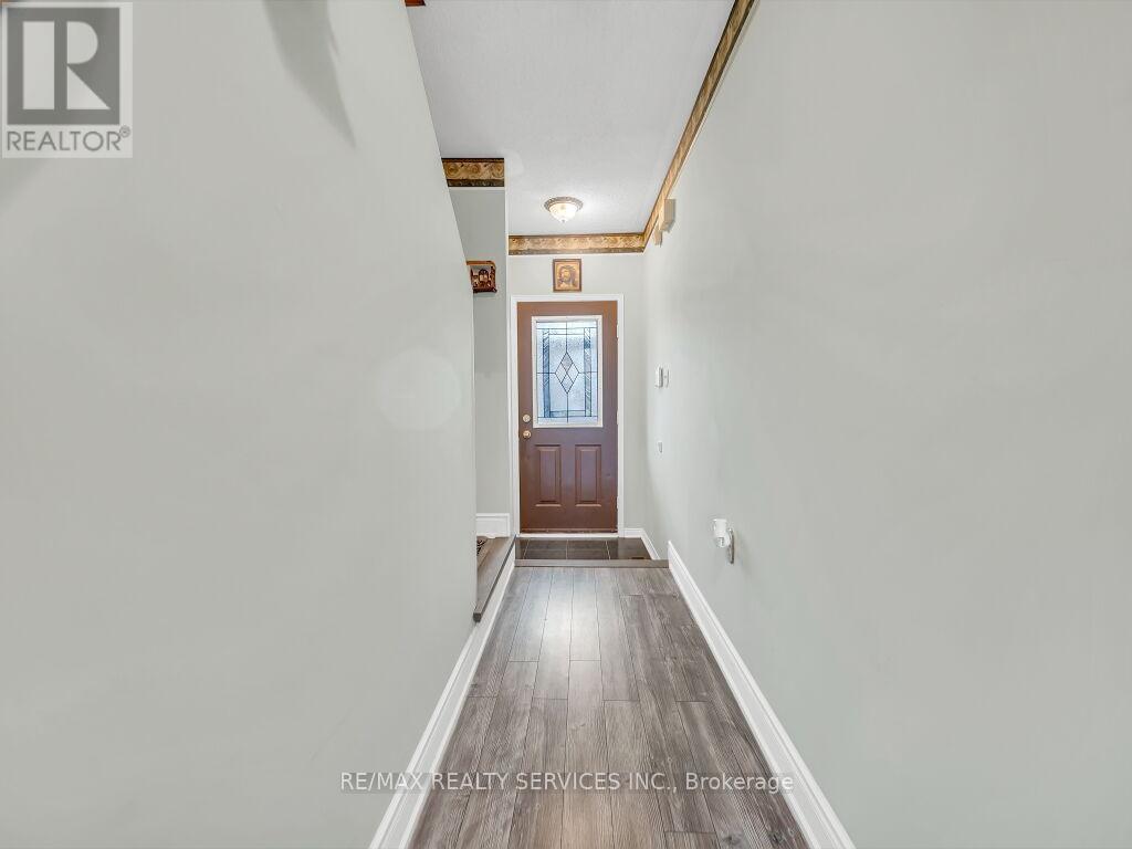 24 Melissa Court, Brampton, Ontario  L6X 4X1 - Photo 6 - W13078812