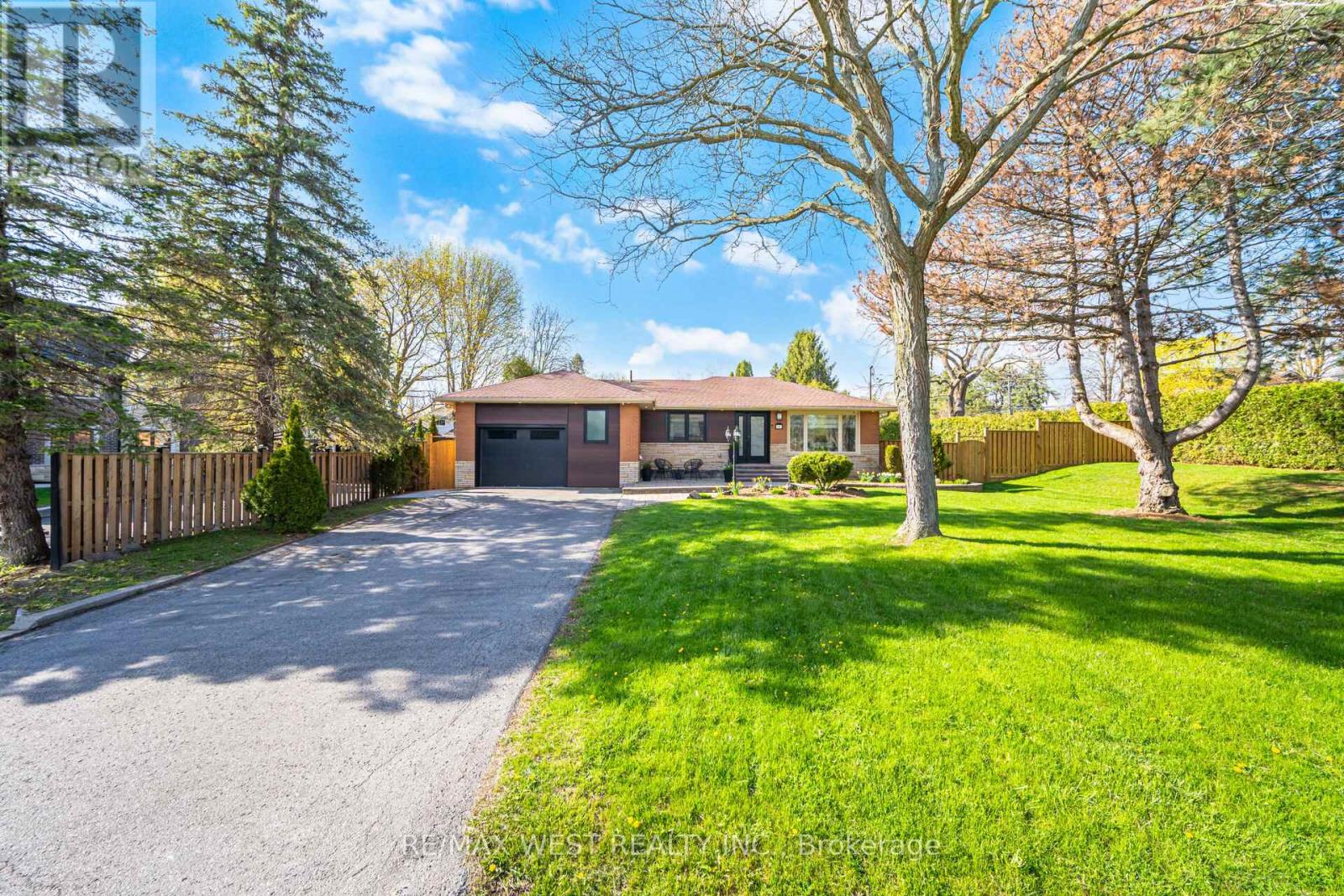 4 Avon Court, Whitby, Ontario  L1N 3H3 - Photo 2 - E13086966