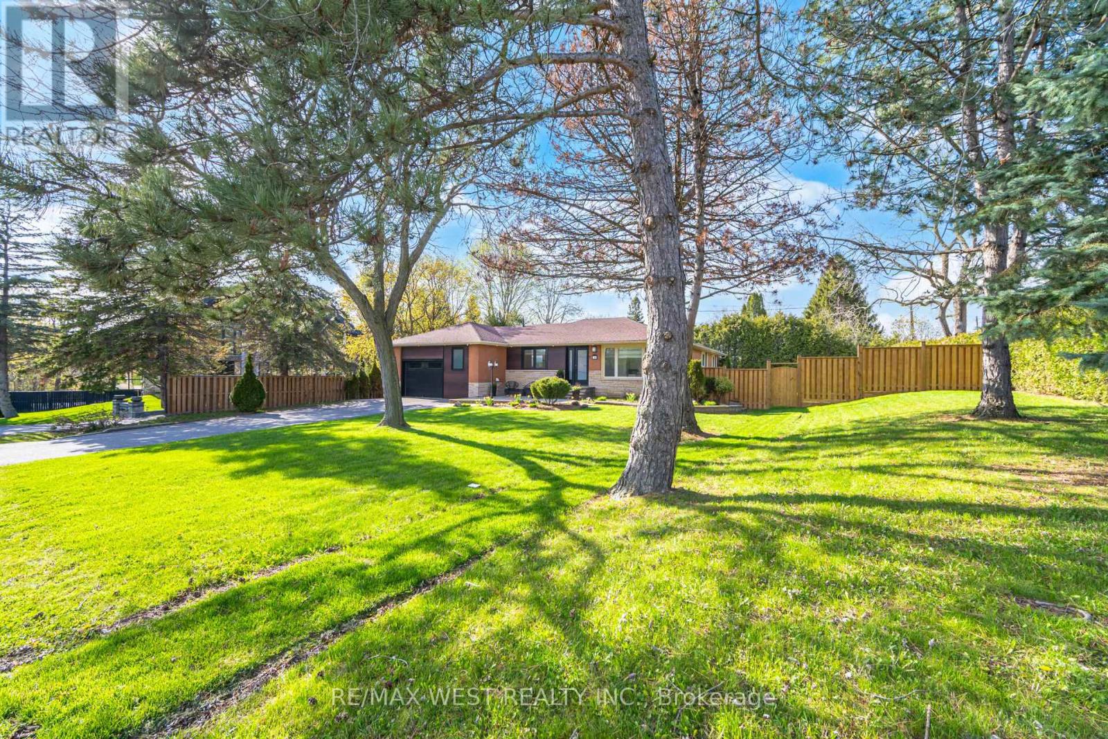 4 Avon Court, Whitby, Ontario  L1N 3H3 - Photo 3 - E13086966
