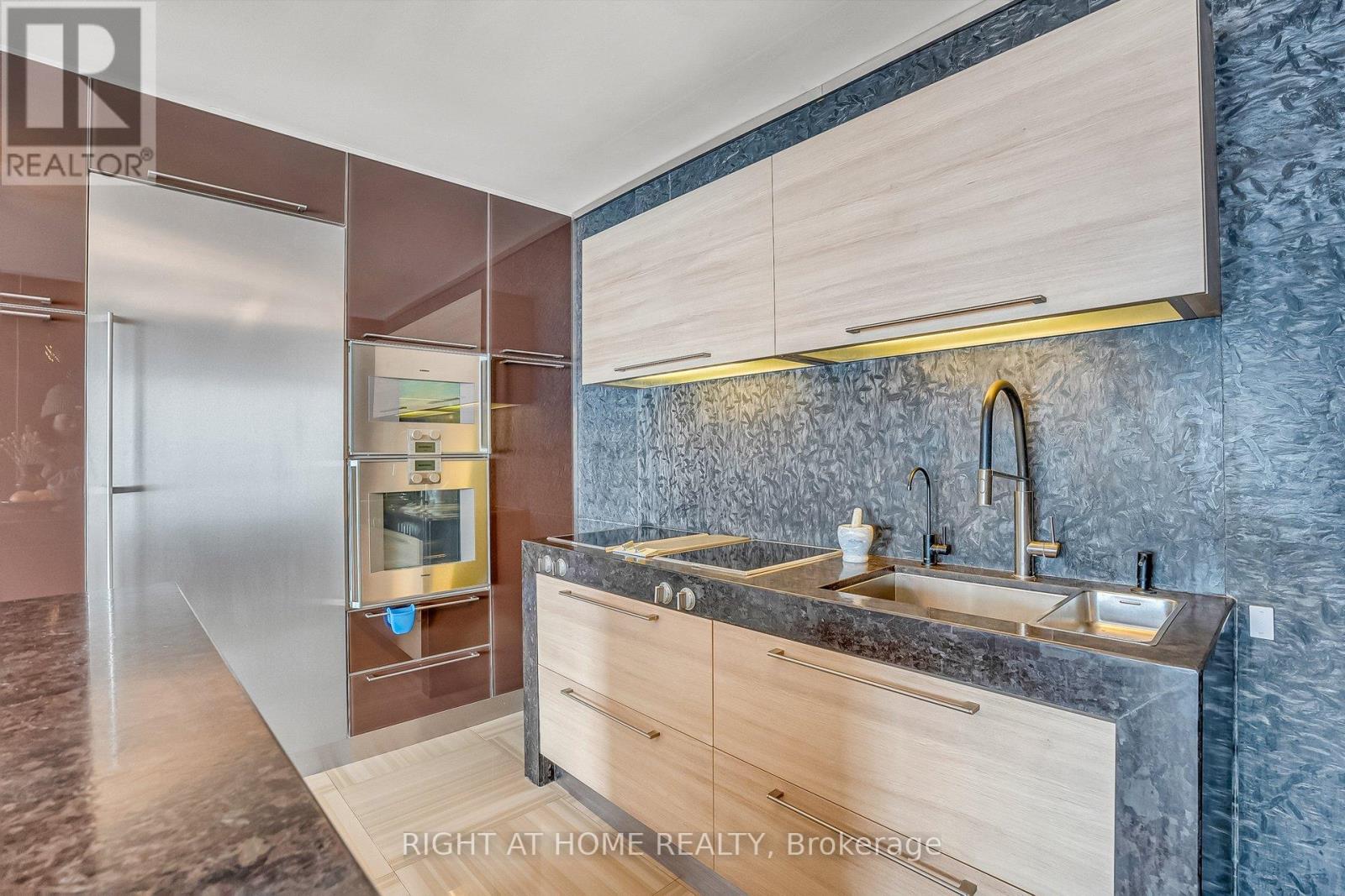 2019 - 33 Harbour Square, Toronto, Ontario  M5J 2G2 - Photo 10 - C12767028