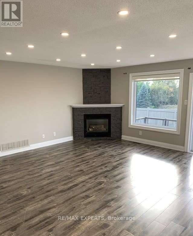 Upper - 73 Logan Court, Barrie (Holly), Ontario  L4N 8G7 - Photo 4 - S13086998