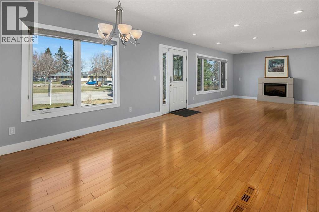 803 94 Avenue SW, Calgary, Alberta  T2V 0X8 - Photo 3 - A2304250
