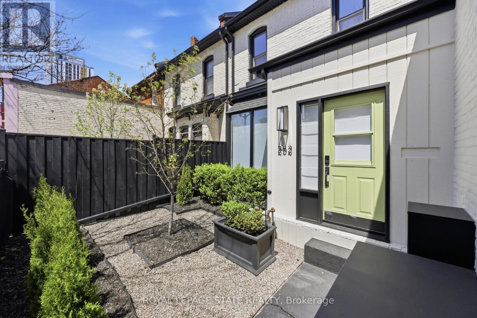 252 King Street W, Hamilton, Ontario  L8P 1A9 - Photo 2 - X13086962
