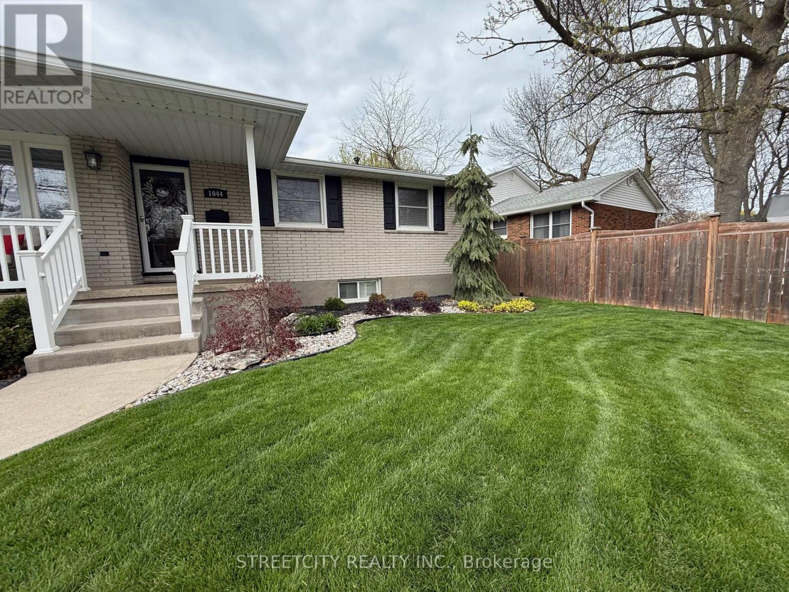 1044 Cathcart Boulevard, Sarnia, Ontario  N7S 2H2 - Photo 2 - X13087058