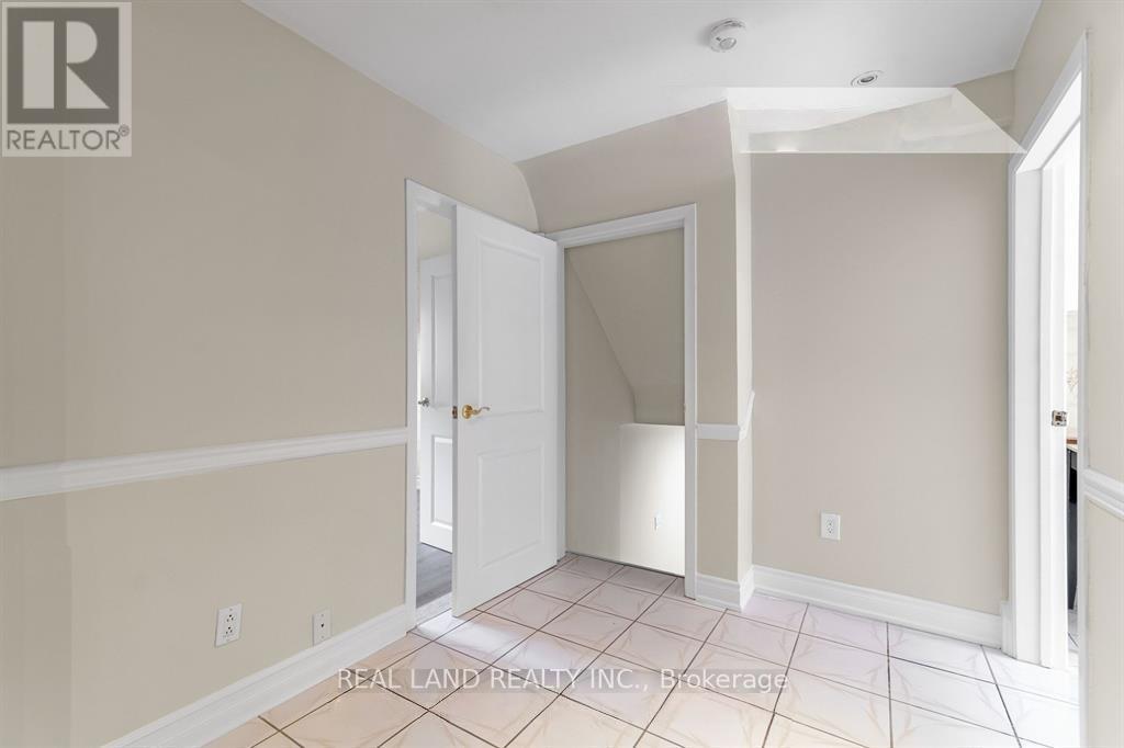Lower - 360 Chantenay Drive, Mississauga, Ontario  L5A 1E7 - Photo 11 - W13087104