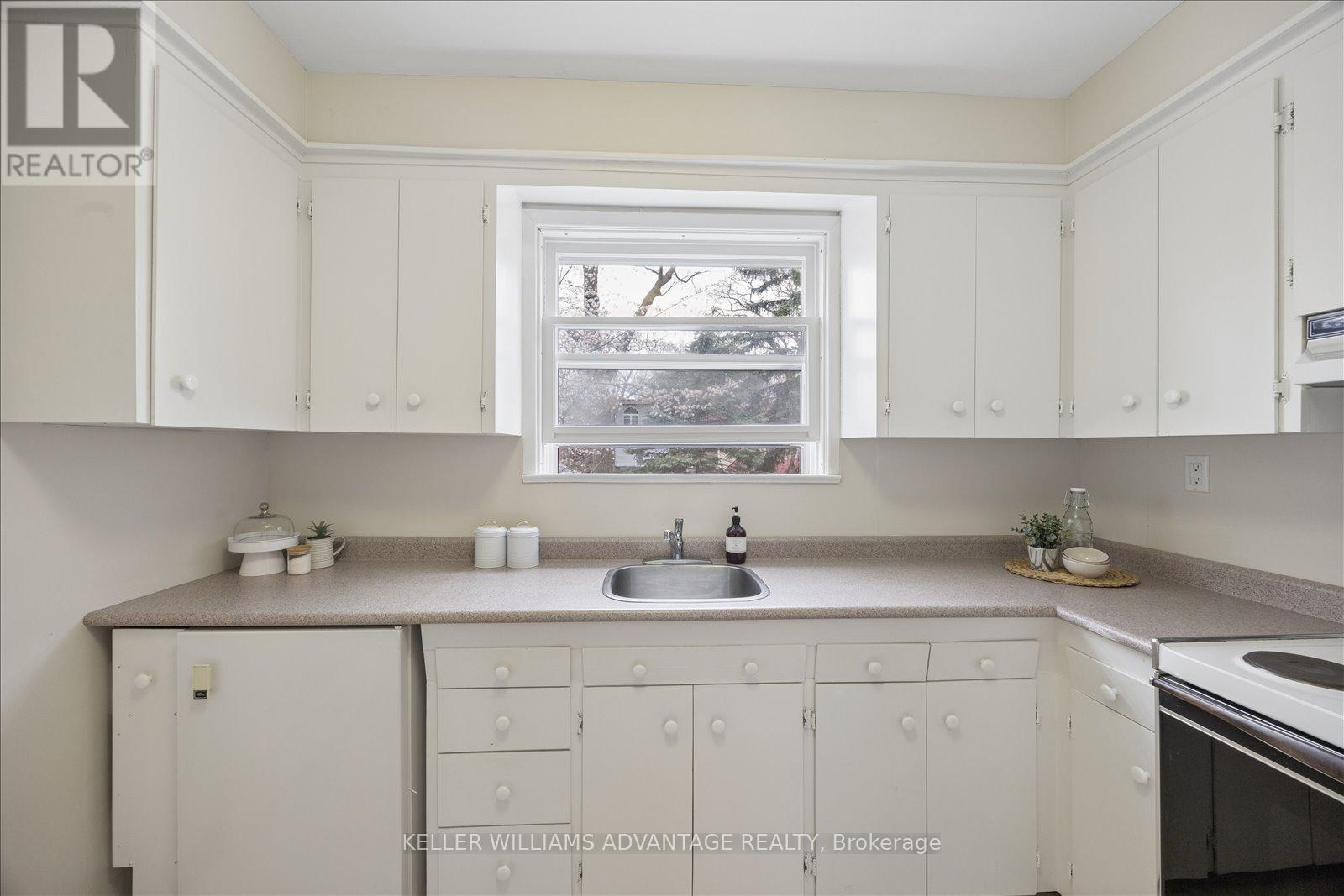 118 Silver Birch Avenue, Toronto, Ontario  M4E 3L4 - Photo 12 - E13085176