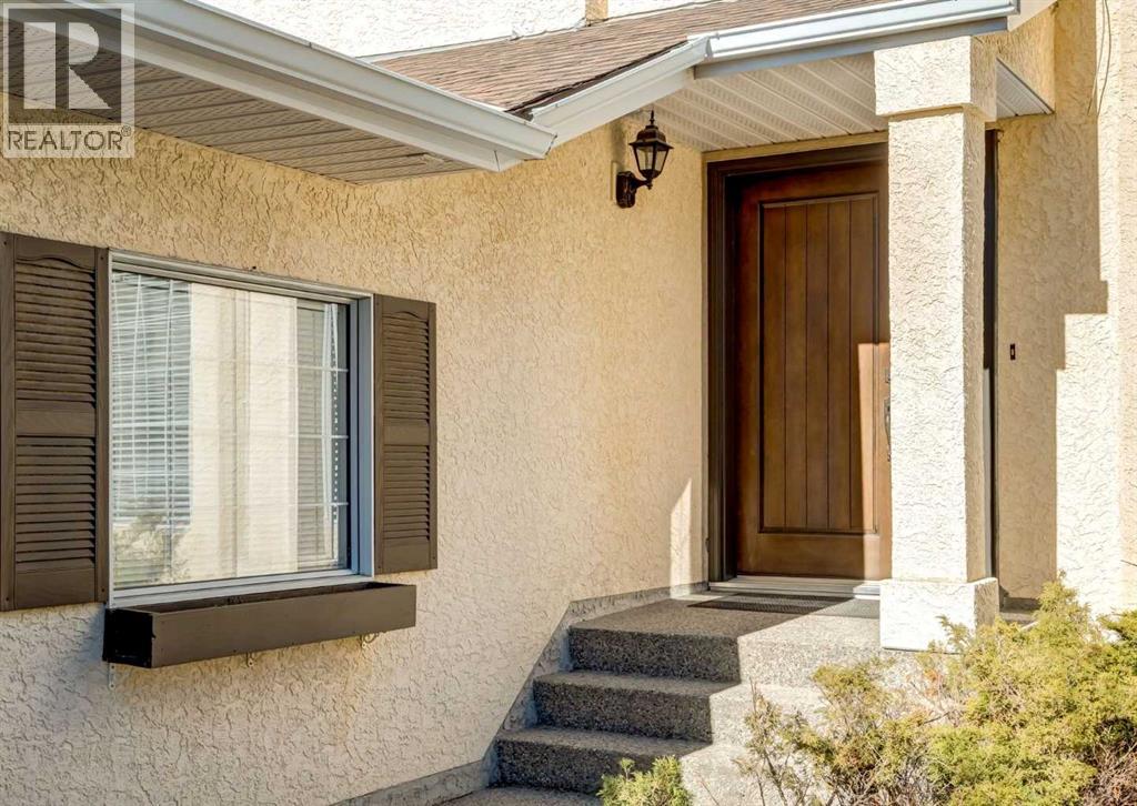 83 Gleneagles Close, Cochrane, Alberta  T4C 1N7 - Photo 2 - A2304283