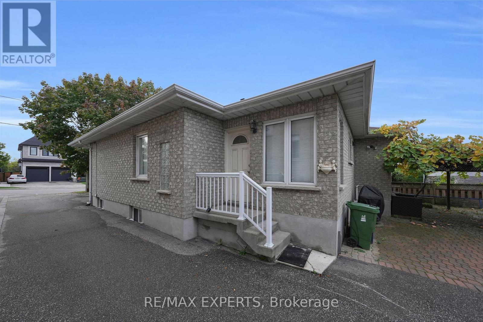 26 Grovedale Avenue, Toronto, Ontario  M6L 1Y6 - Photo 13 - W13087254