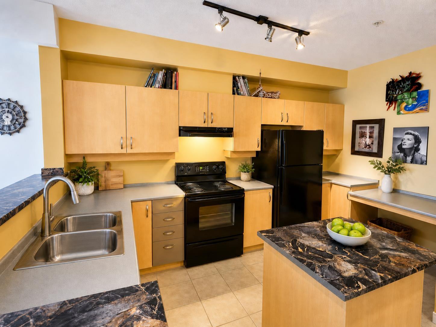 121 10866 City Parkway, Surrey, British Columbia  V3T 5W9 - Photo 3 - R3119856