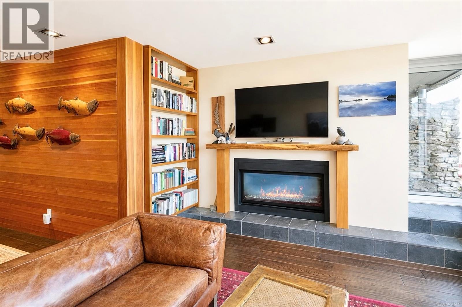 101 368 Main St, Tofino, British Columbia  V0R 2Z0 - Photo 2 - 1034086